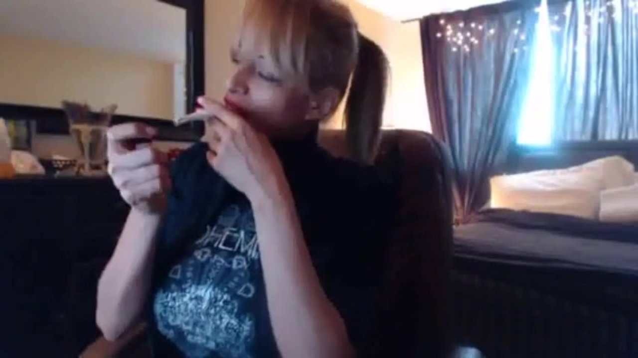 Sandi Squirts Smoking 3 Brown Cork Cigarettes Porn Videos